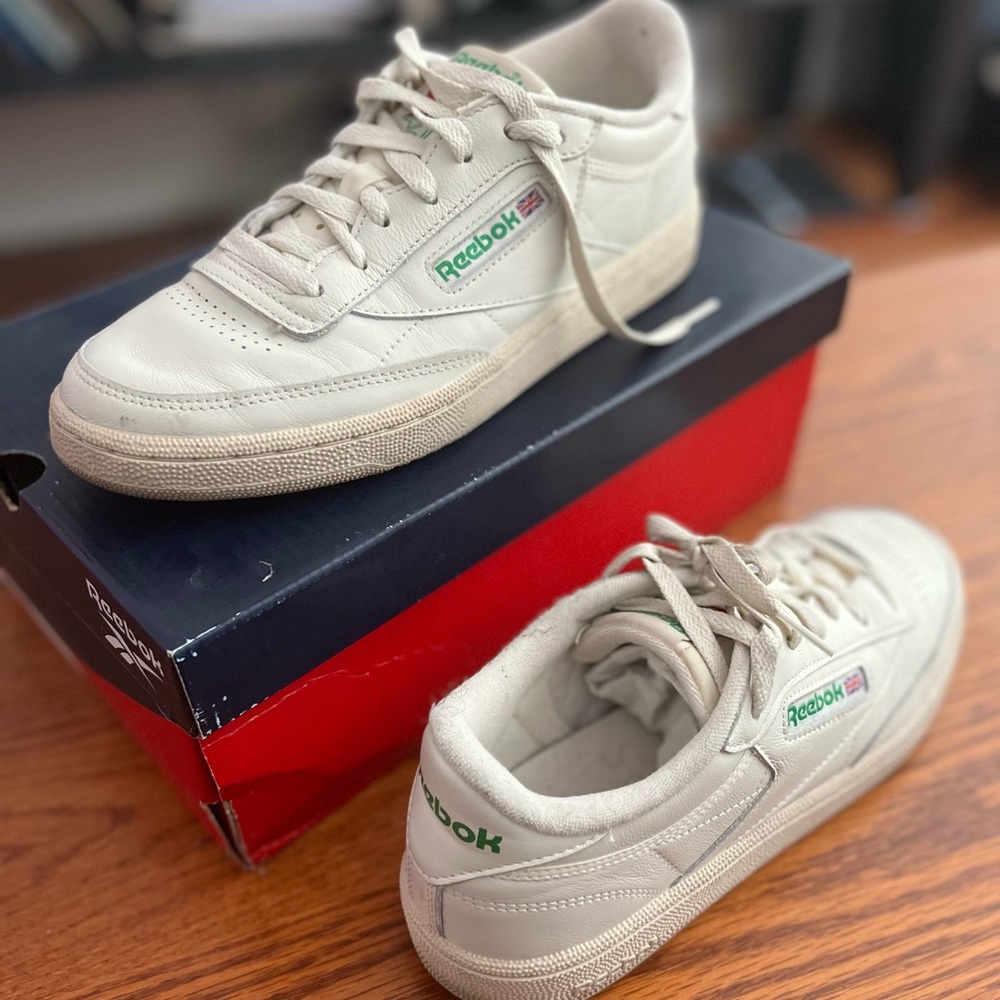 Womens Reebok Club C 85 vintage sneaker in Green/Off White. Size 9. LIKE NEW.